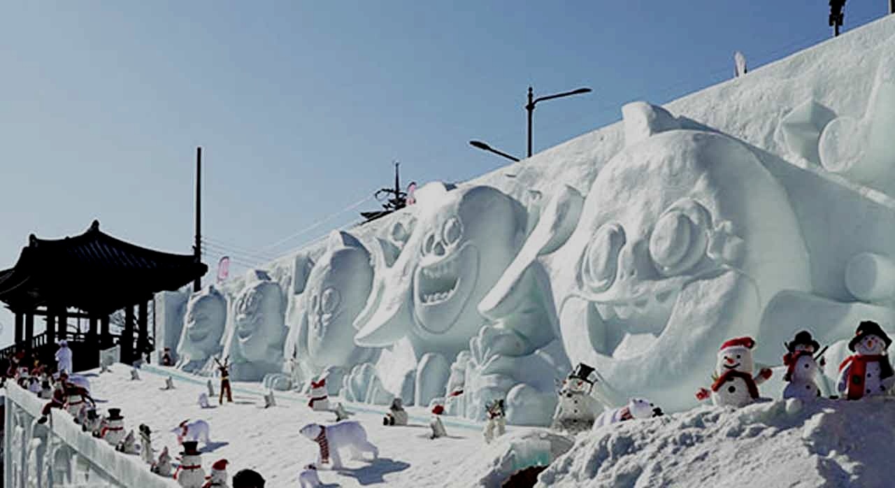 축제장의 중심지에서 미끄럼틀을 탈 수 있는 얼곰이성 미끄럼틀이다. [ⓒ화천 산천어축제 공식 홈페이지]