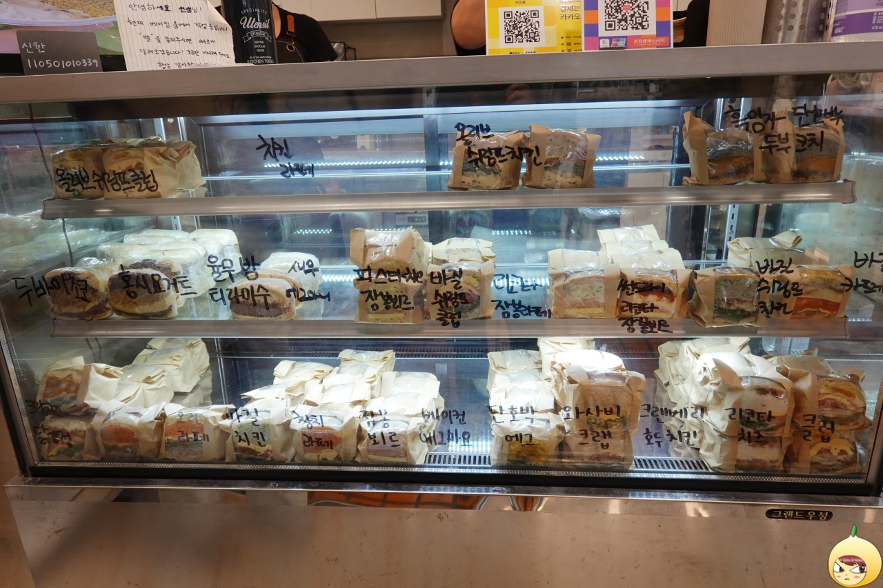 샌드베이글과 뚱샌드위치가 있는 진열대