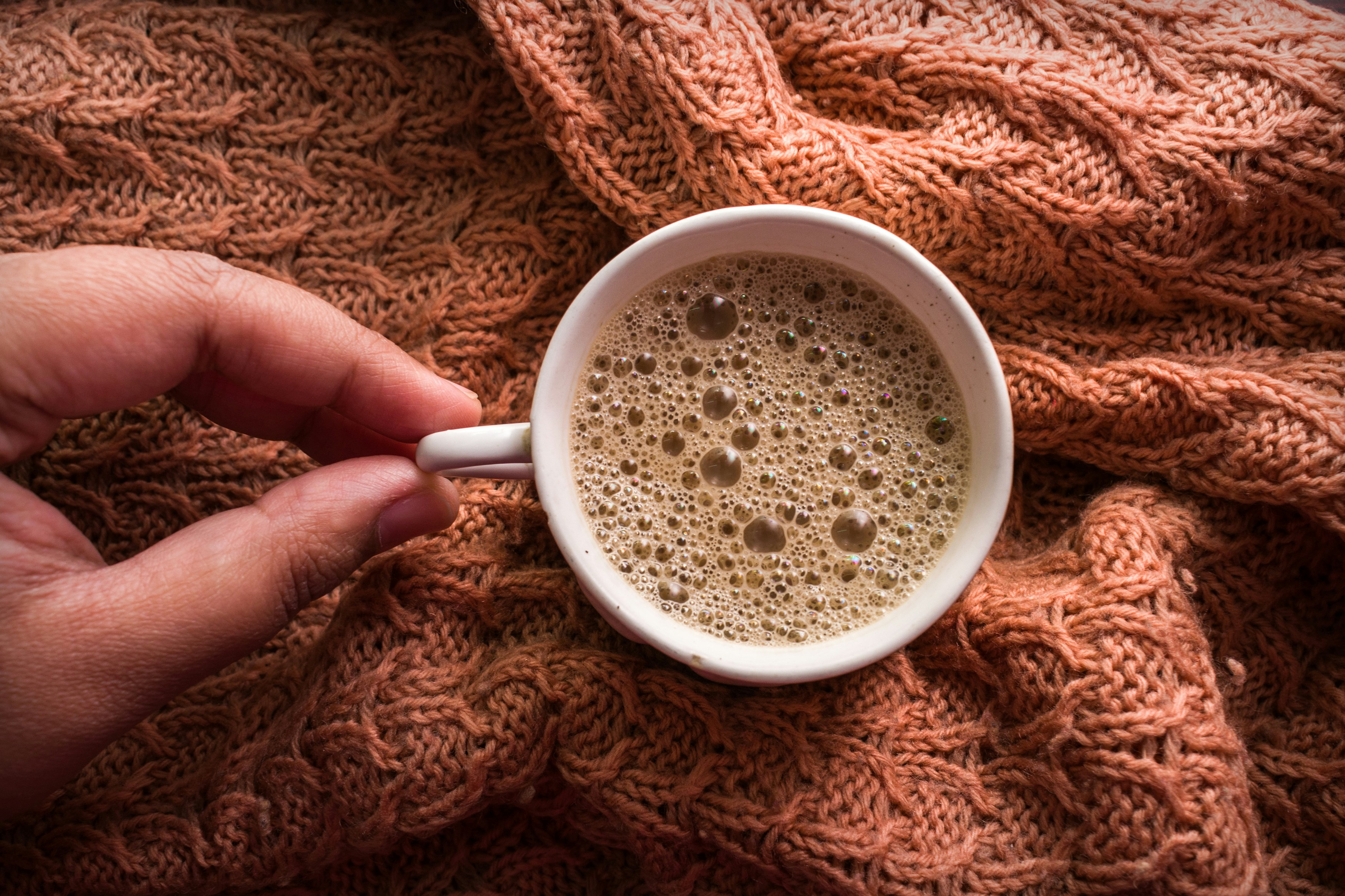 겨울 아침, 따뜻한 니트와 커피 컵 관련 사진
