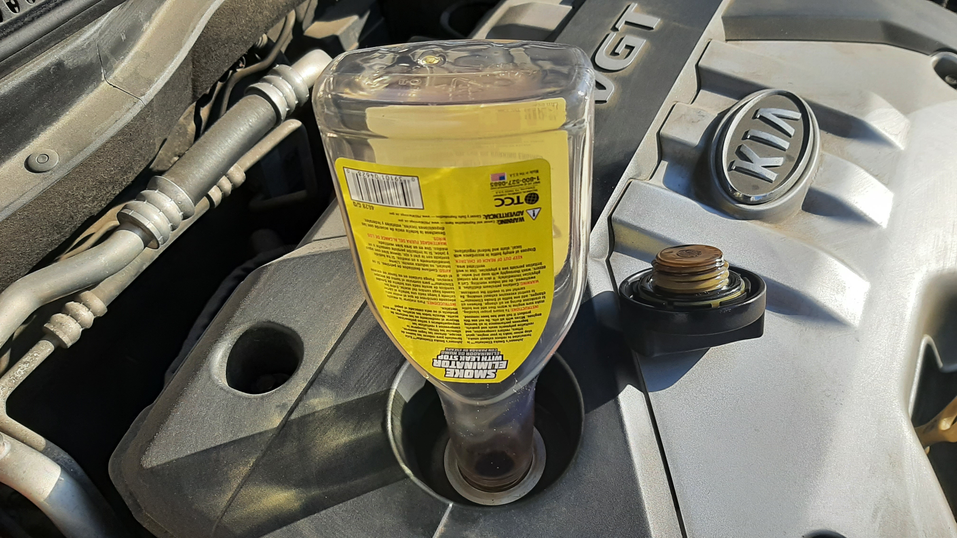 엔진오일첨가제주입하는모습