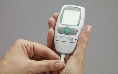 당뇨 혈당계를 사용하고 있는 두 손