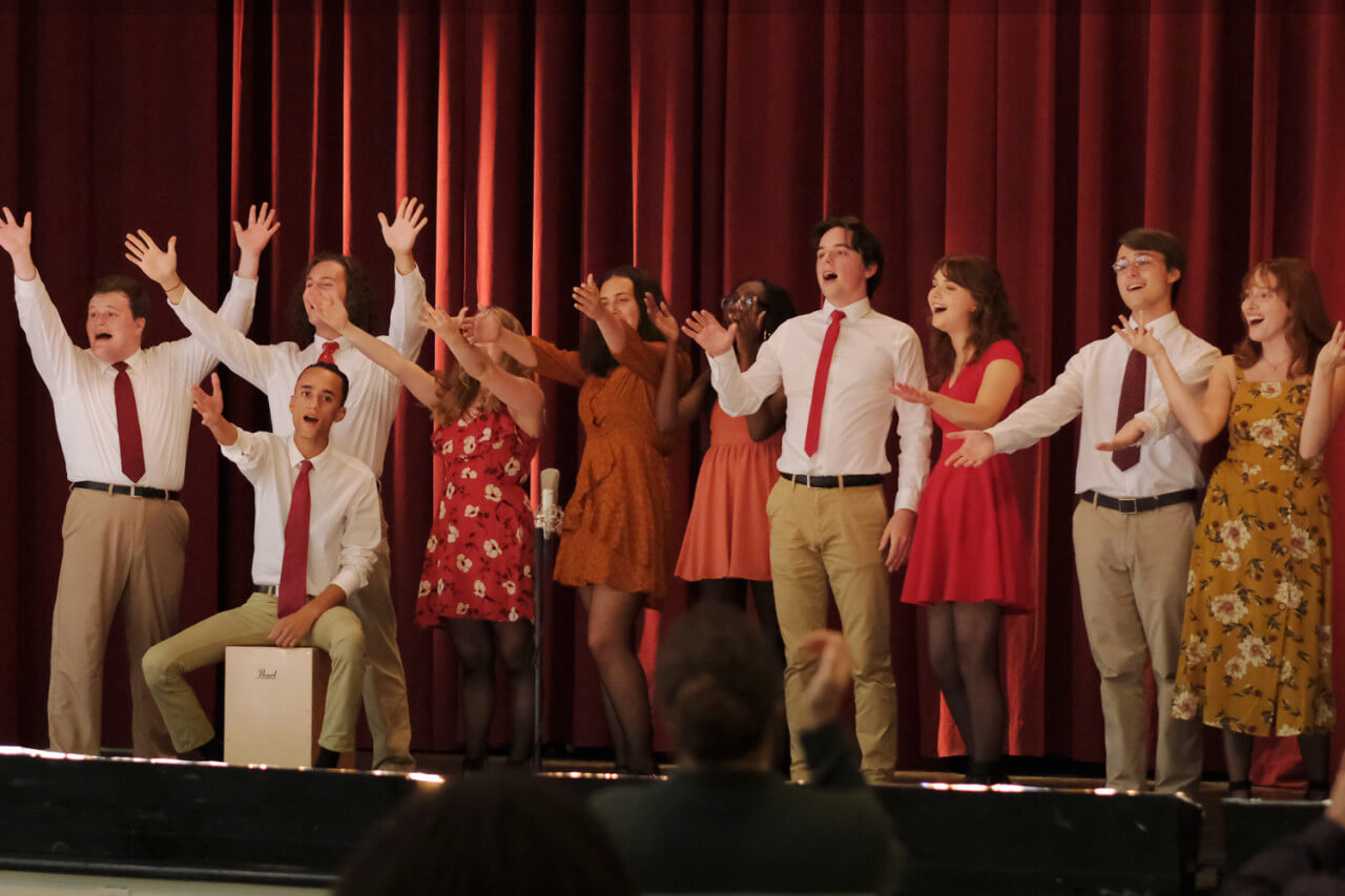 루비와 마일스를 비롯한 학생들이 학교 합창 콘서트에서 노래하는 모습