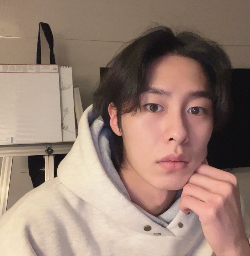 후드를입고있는-남성의모습