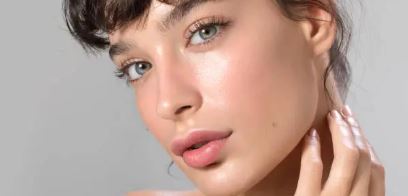 피부가 반짝이는 여성 사진