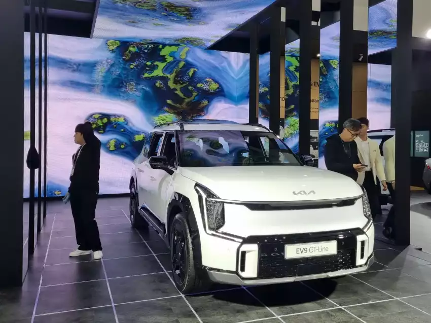 기아 EV9 GT-라인입니다.