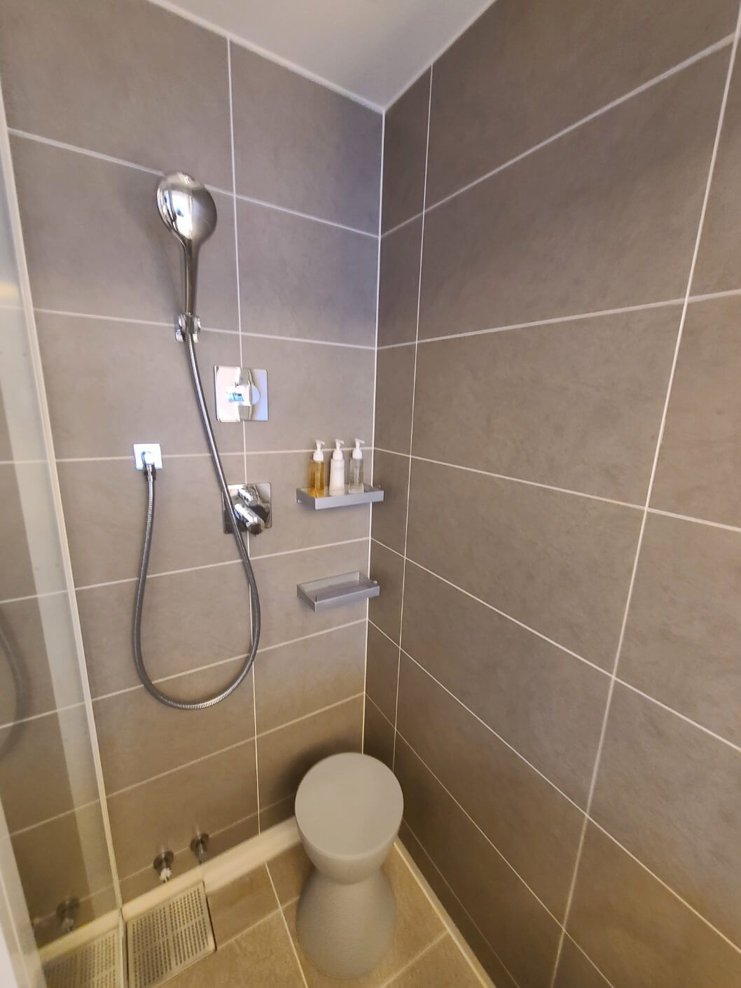 샤워실 내 샴푸 및 바디워시 비치 모습