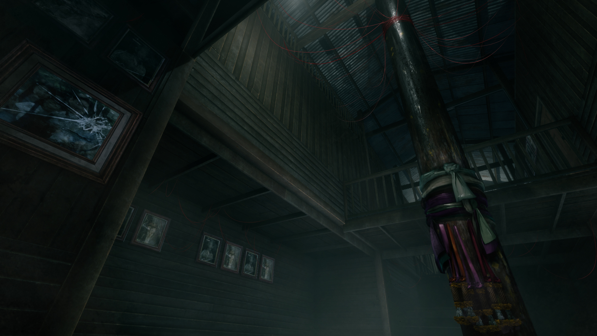 다양한-색의-천이-묶여있는-나무-기둥이-있는-오두막