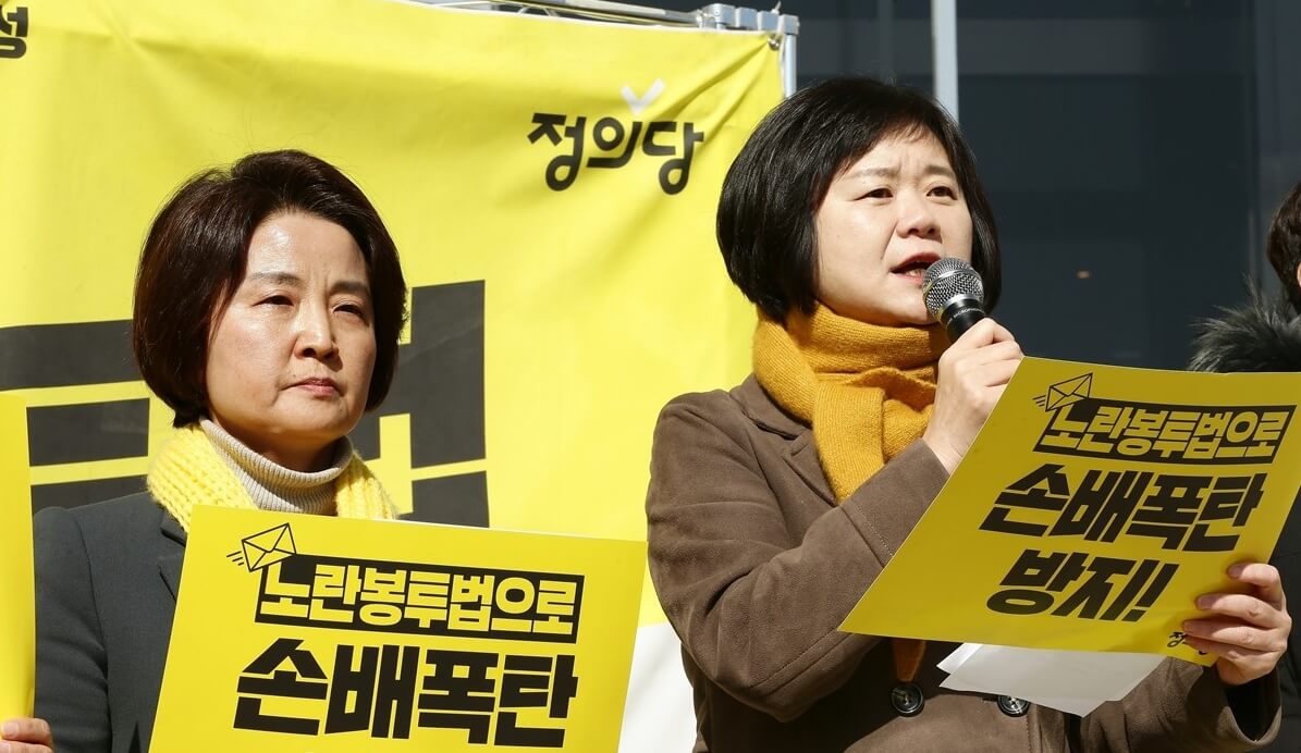마이크를들고-말하고있는-단발머리여성의모습