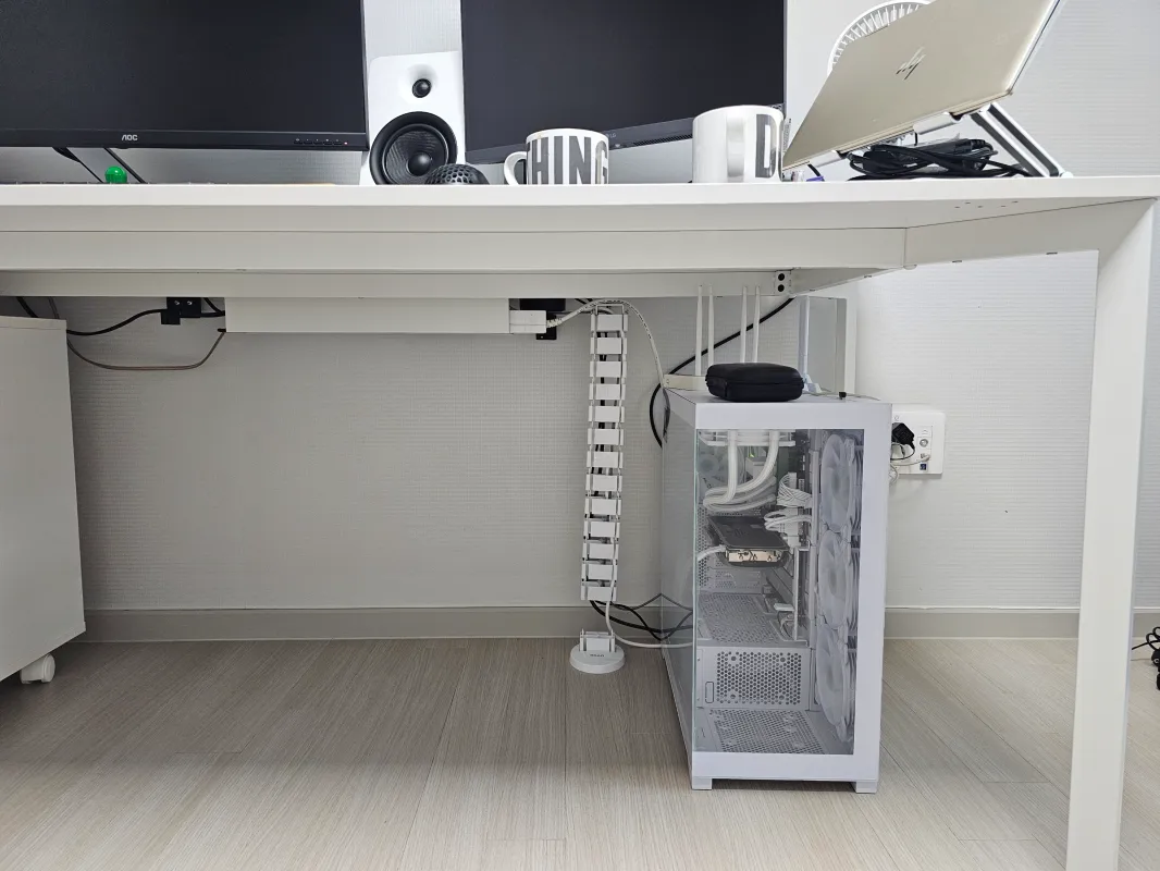 엔산마운트 CC-6C 케이블 스파인 홀더로 케이블을 모아 정리한 모습