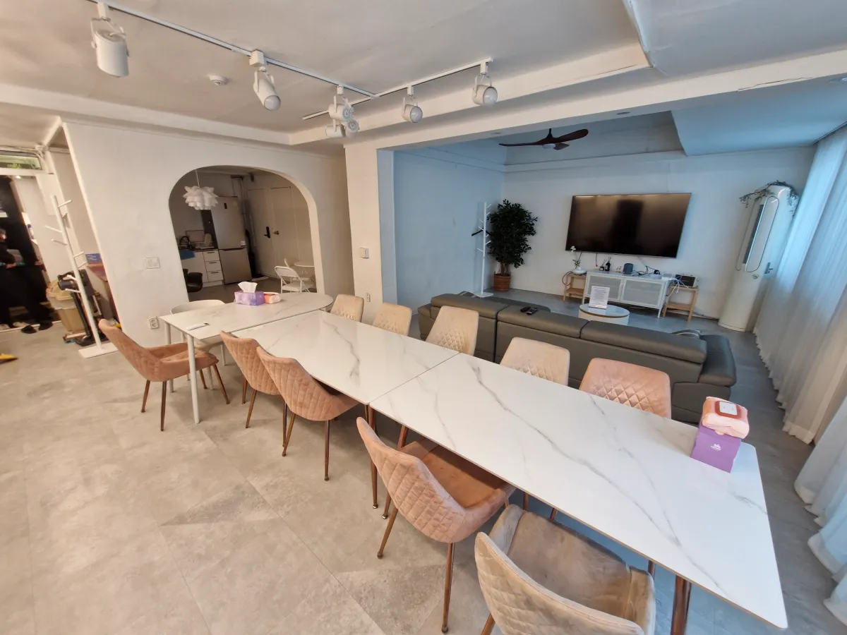 하얀색-인테리어-되어있는-공간안에-있는-하얀색-식탁