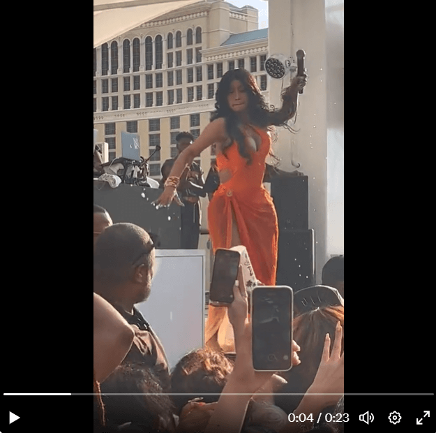 카디비 마이크 던지는 영상 섬네일