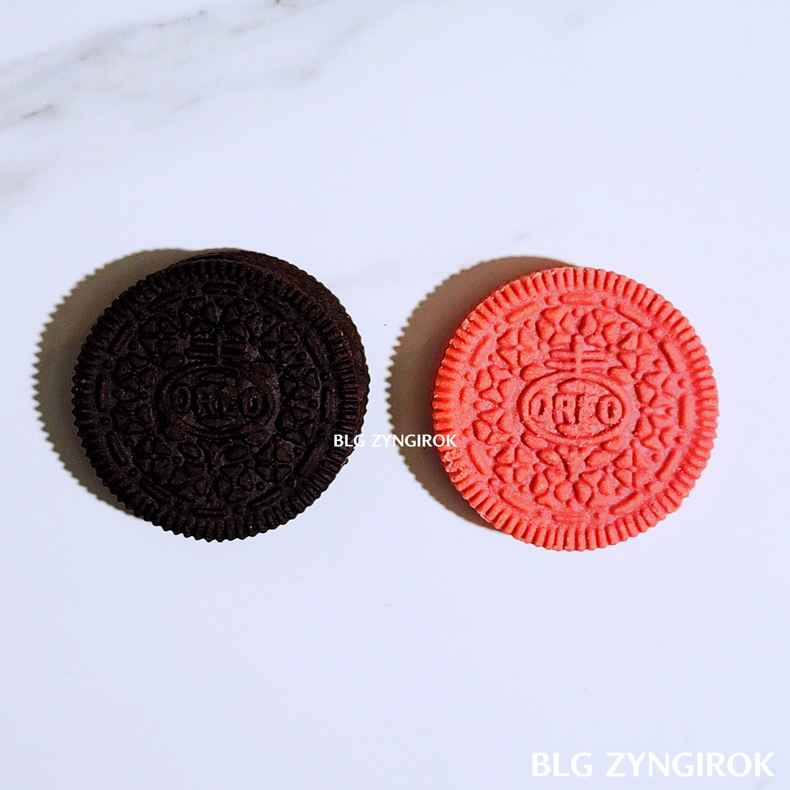 블랙-오레오와-핑크-오레오가-놓여있다.