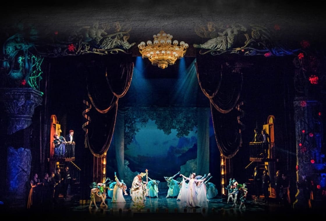 뮤지컬 팬텀 공연 중인 무대 모습