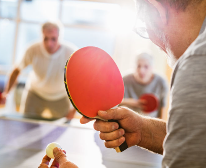 탁구를 치고 있는 중장년
