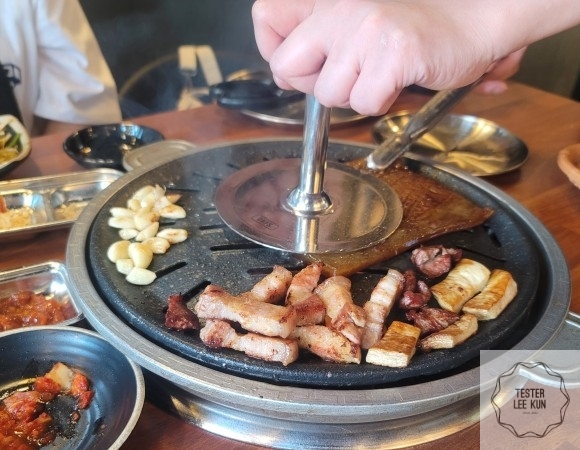 껍데기 구워주시는 직원