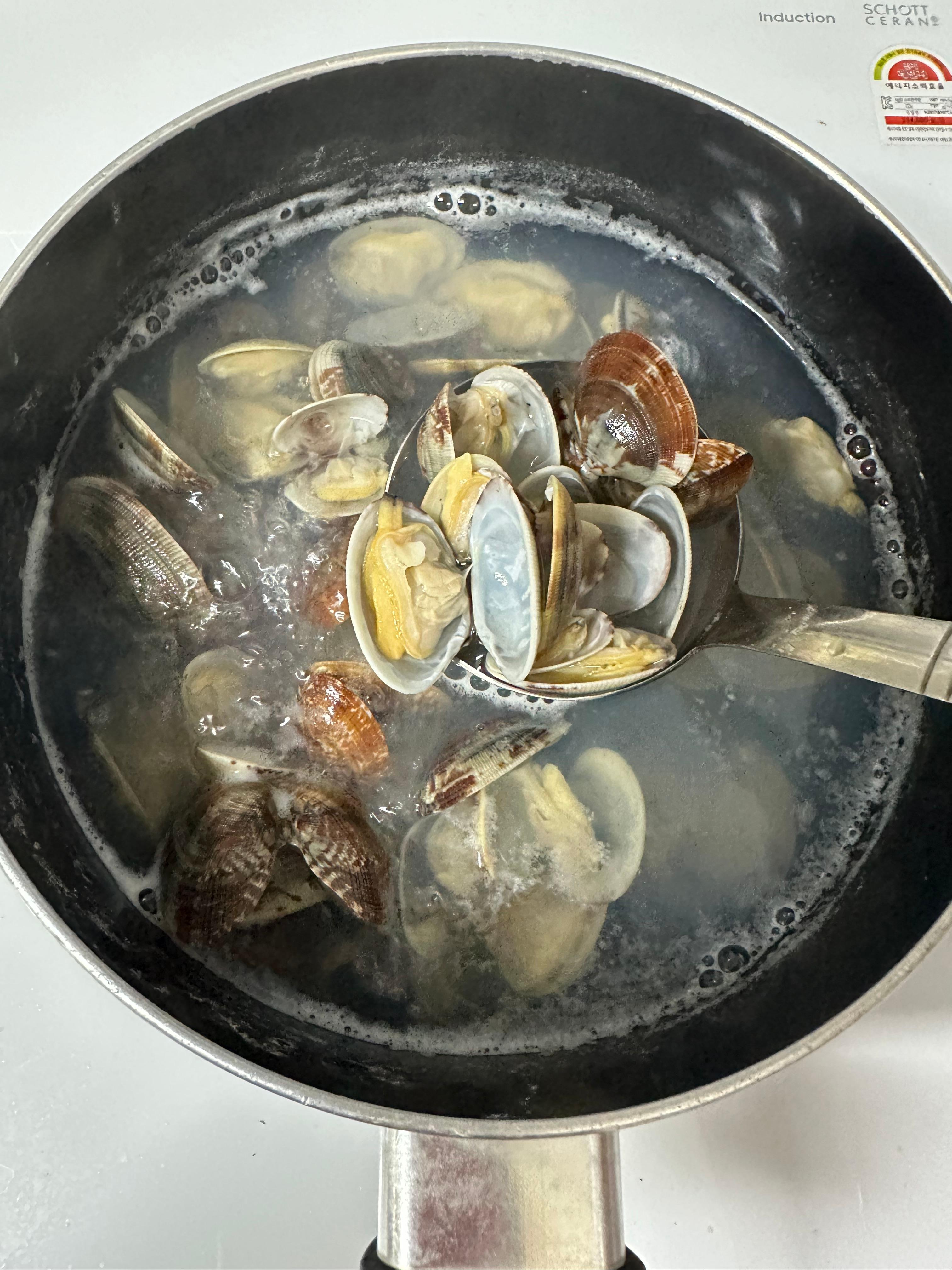 Super Simple Clam Soup Recipe(Healthy clam soup, fresh clams and horn snails, ultra-simple and light, full of rich ocean flavor, mudflat experience in Muchangpo, Boryeong, South Chungcheong, boiling horn snails and small clams, healthy homemade meal, easy soup recipe)