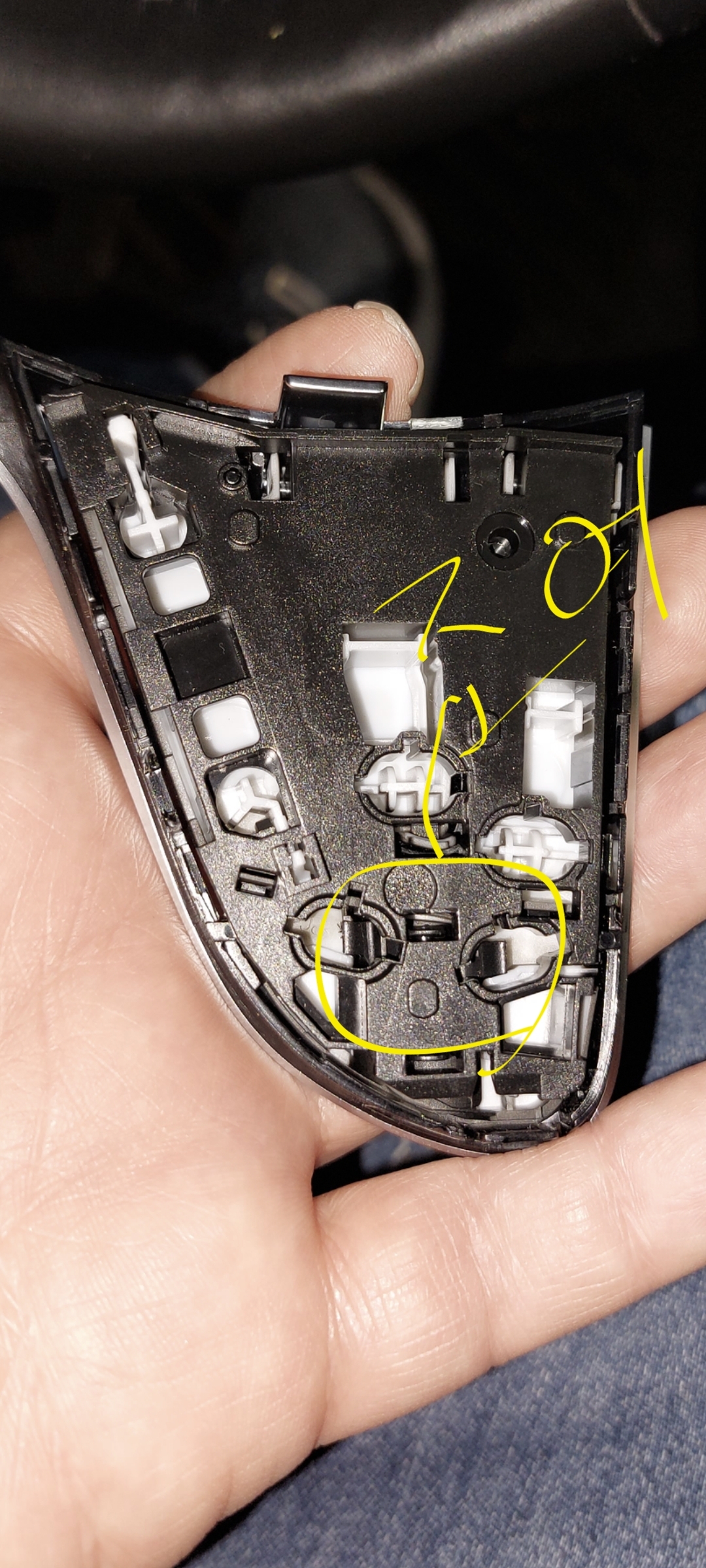 다른 버튼은 잘눌림!! 저 위아래 버튼만 벌어져서 문제임 힘으로 조여 주세요!