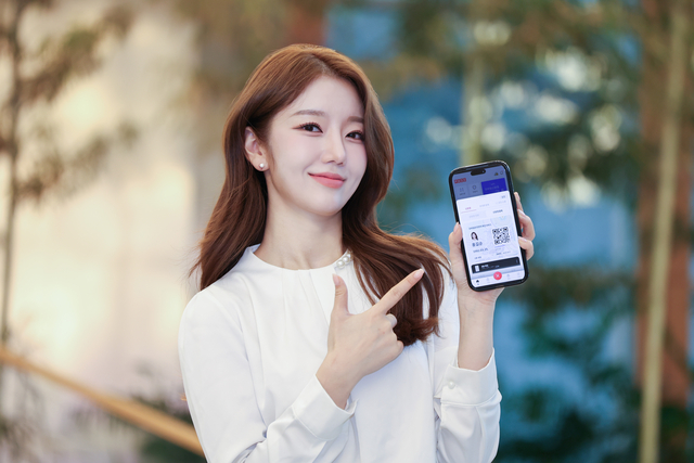 모델이 PASS 앱 신분증 결제 서비스를 소개하고 있다.