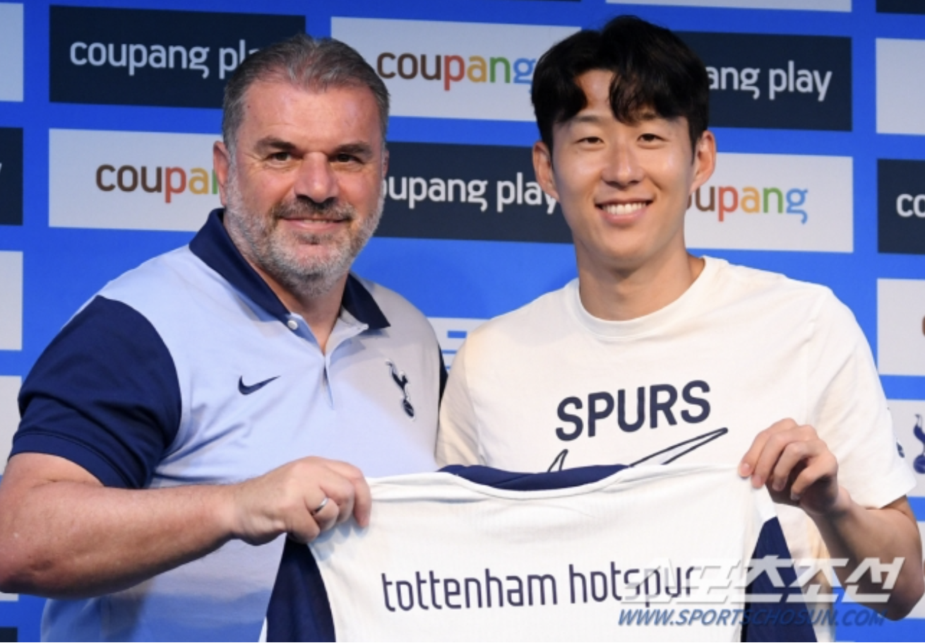 팀K리그와의 경기를 앞두고 기자회견 자리에 선 코스테코글루 감독과 손흥민