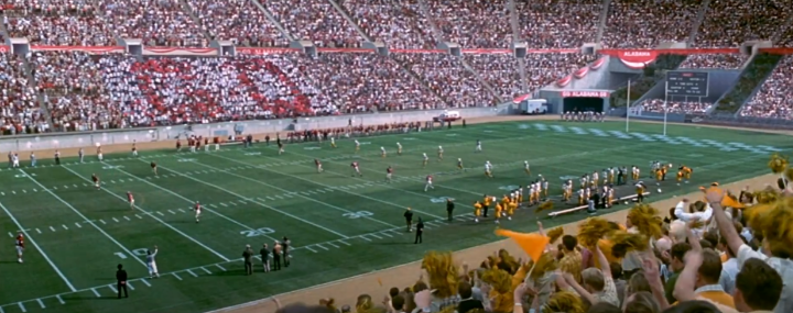 미식축구대회.노란천을들고응원하고있다.