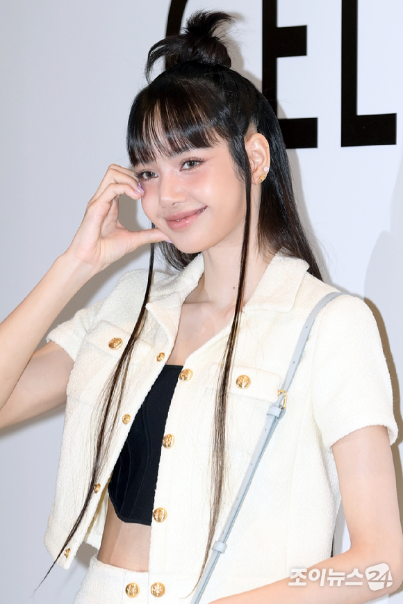 블랙핑크 리사가 30일 오후 여의도 더현대 서울에서 진행된 셀린느 팝업스토어 오픈 행사에 참석하고 있다. [사진=정소희 기자]