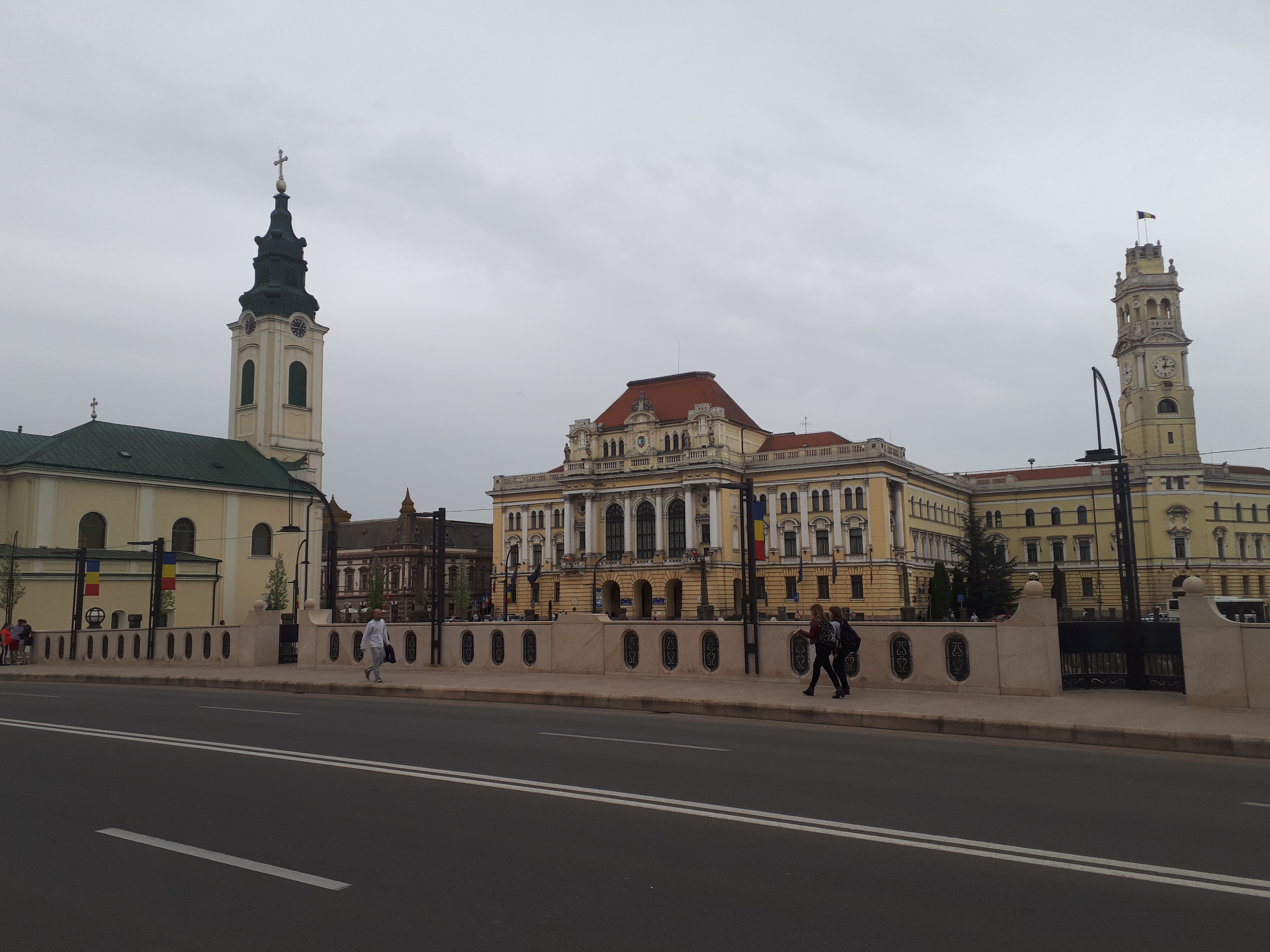 루마니아 오라데아 블랙 이글 궁전 유니리 광장과 도로