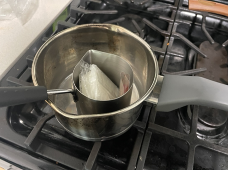 비커에 소이 왁스와 염료 다이를 넣고 중탕으로 녹이기 위해 준비하는 장면