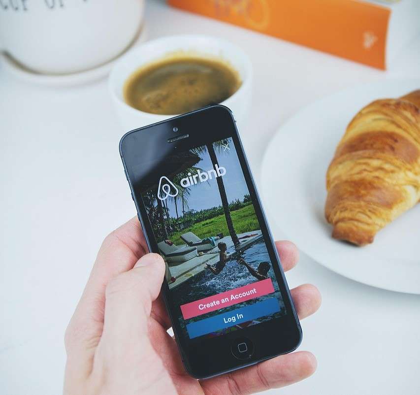 스마트폰으로 에어비앤비 앱을 킨 모습