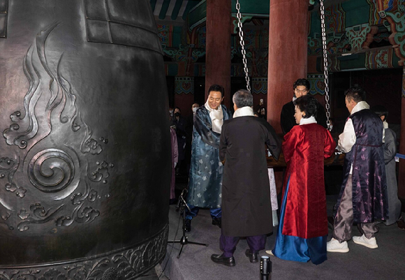 2023년 계묘년을 맞은 1일 새벽 서울 종로구 보신각에서 오세훈 서울시장과 축구선수 조규성을 비롯한 시민대표들이 제야의 종을 울리고 있다. [사진=공동취재사진]