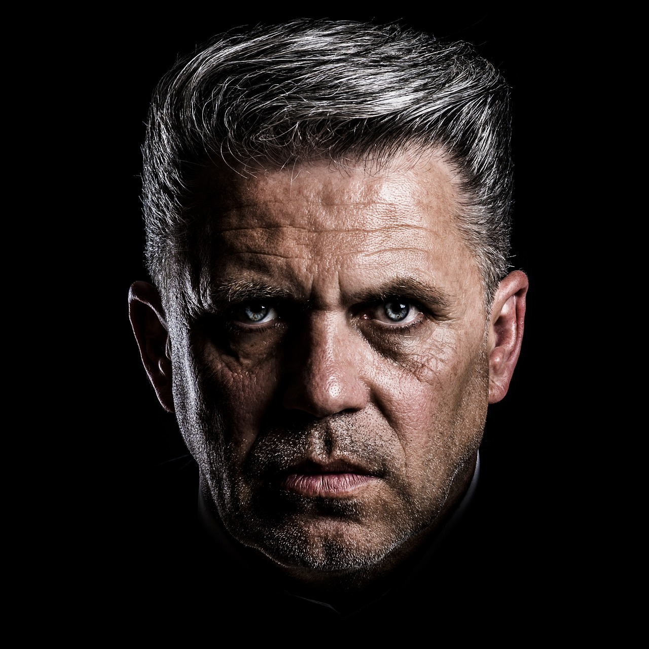 화난 모습의 얼굴