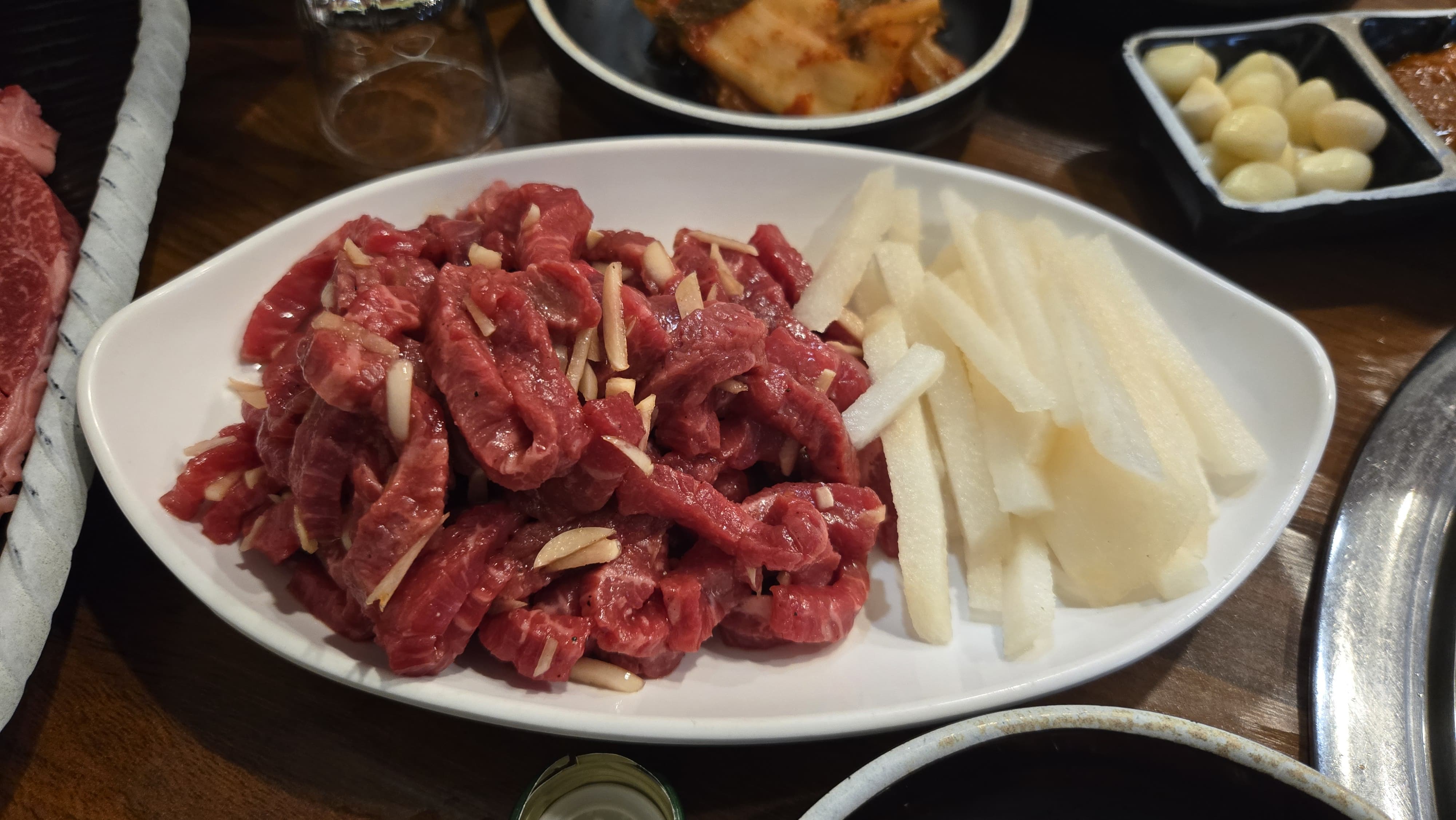 고기와 술안주 육회도 좋았지만 후식 식사로 주문한 비빔냉면과 된장찌개도 좋은 평가