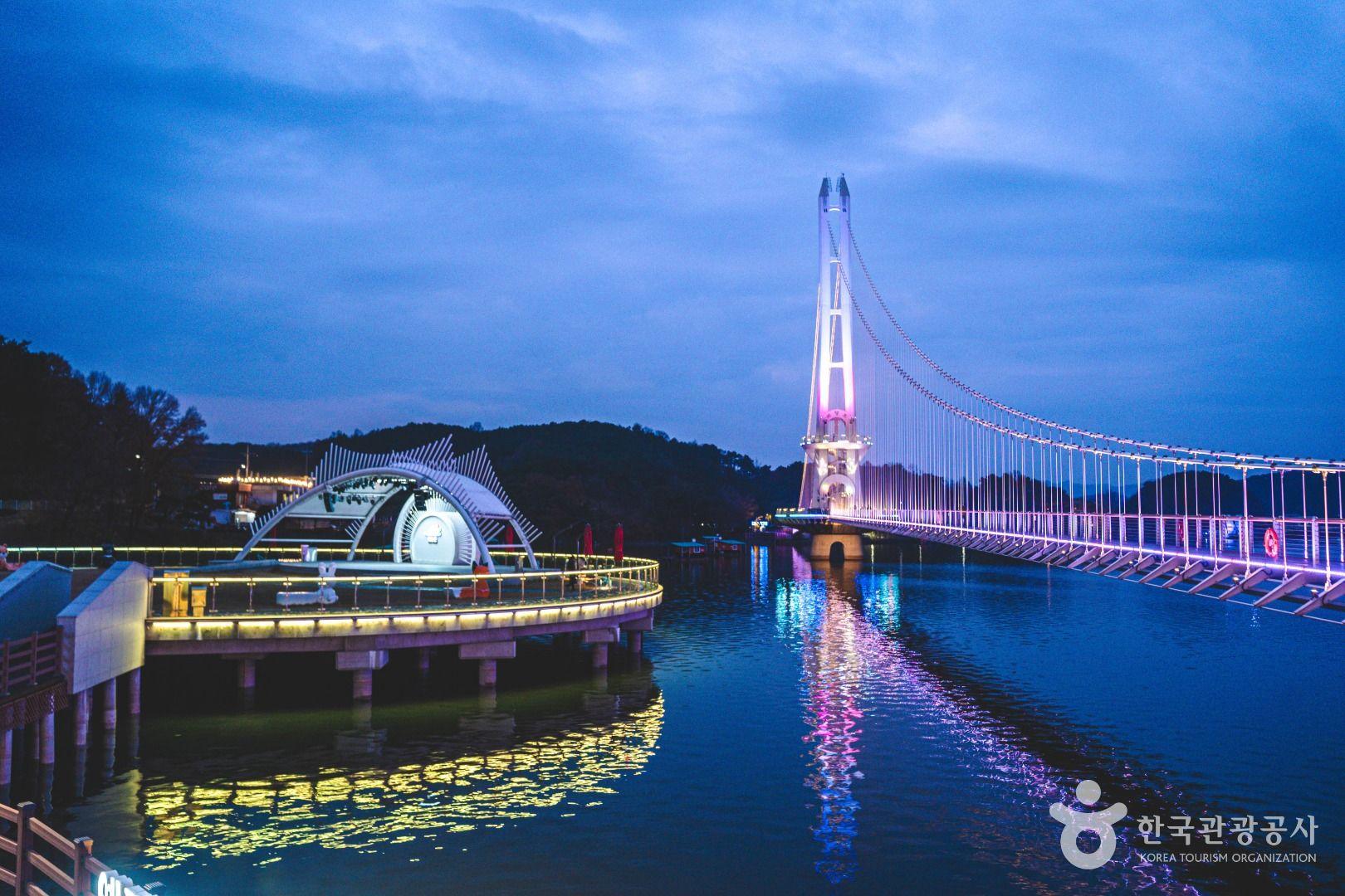 예당호 출렁다리