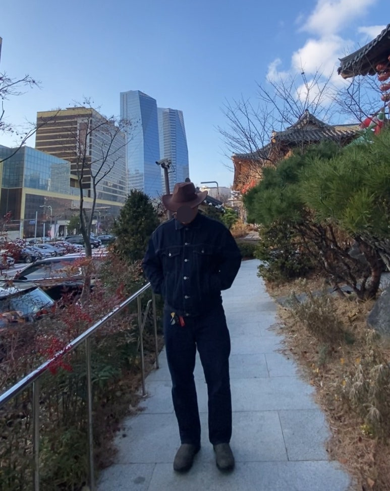 데일리룩('25. 12. 14.)유니버셜 케미스트리 페도라 카우보이모자 웨스턴모자, 무신사스탠다드 생지 데님트러커재킷, 무신사스탠다드 생지 데님팬츠, 블런드스톤 585 러스틱브라운