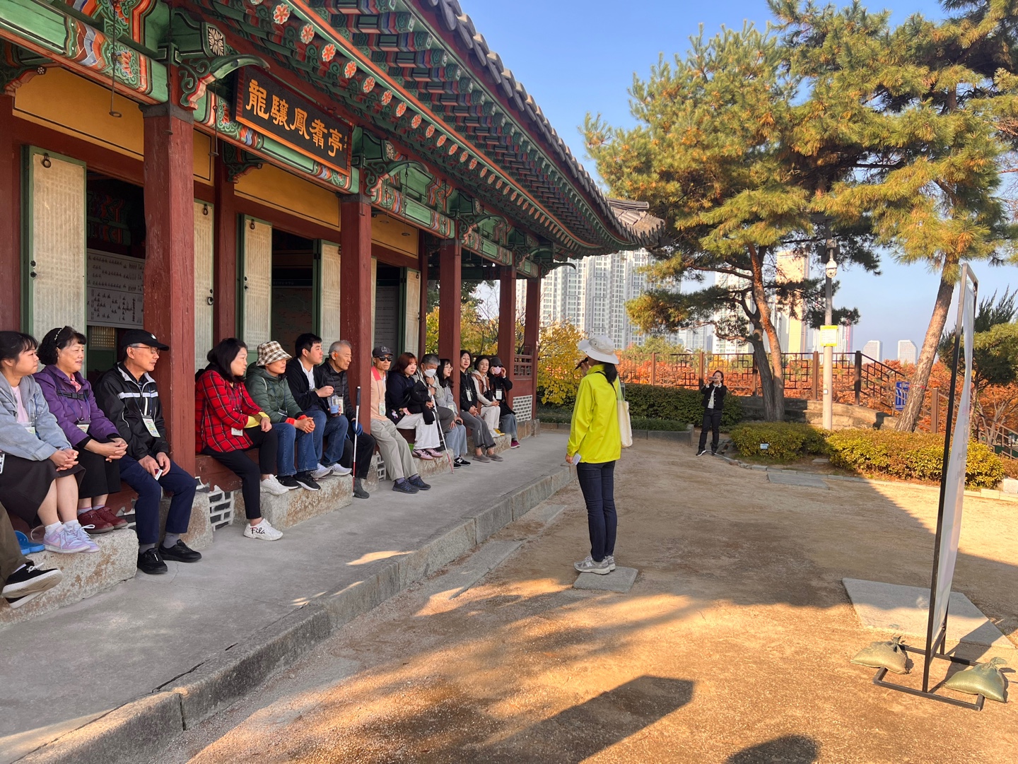 용양봉저정에서 설명을 듣는 모습