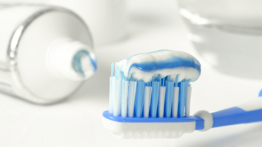 치약과 칫솔이 놓여 있다