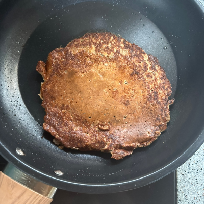 프라이팬에 조리중인 반죽