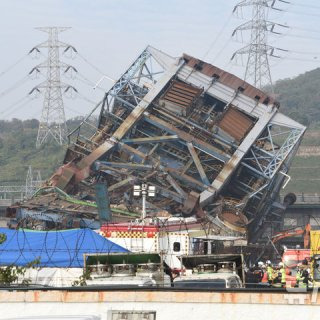 울산화력발전소 보일러 타워 붕괴 수색 &lsquo;경보음으로 중단&rsquo; 붕괴 위험 속 실종자 2명