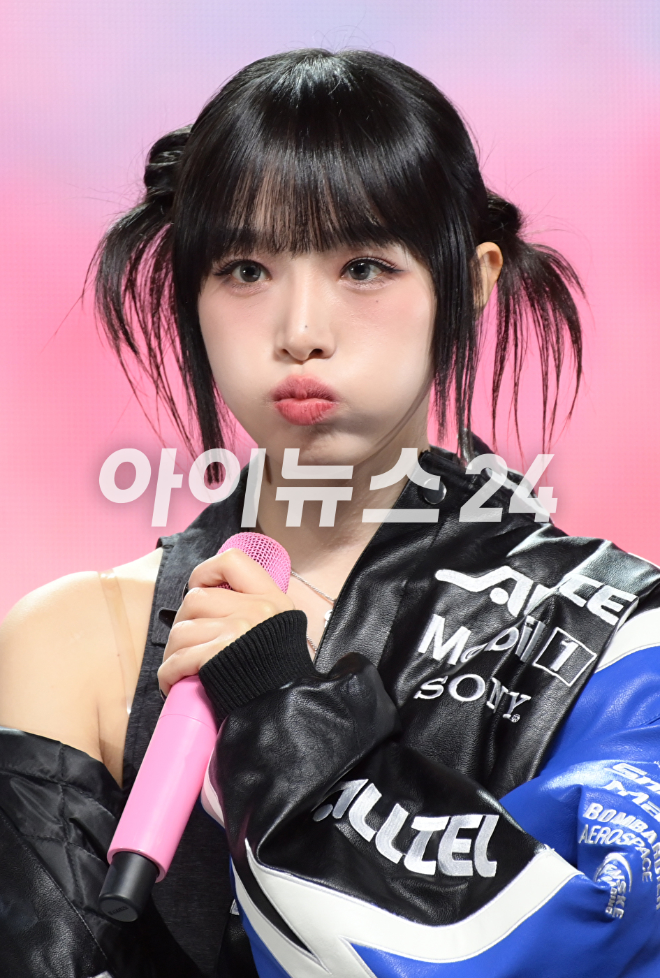 가수 최예나가 16일 오후 서울 용산구 한남동 블루스퀘어에서 열린 최예나 첫 번째 싱글 앨범 'Love War' 발매 기념 미디어 쇼케이스에 참석해 포즈를 취하고 있다. [사진=정소희 기자]