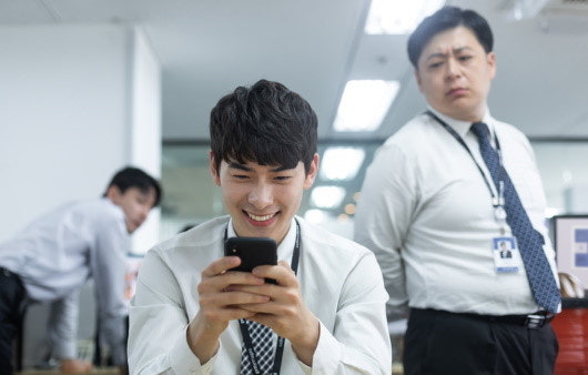 스마트폰을 하고있는 직장인