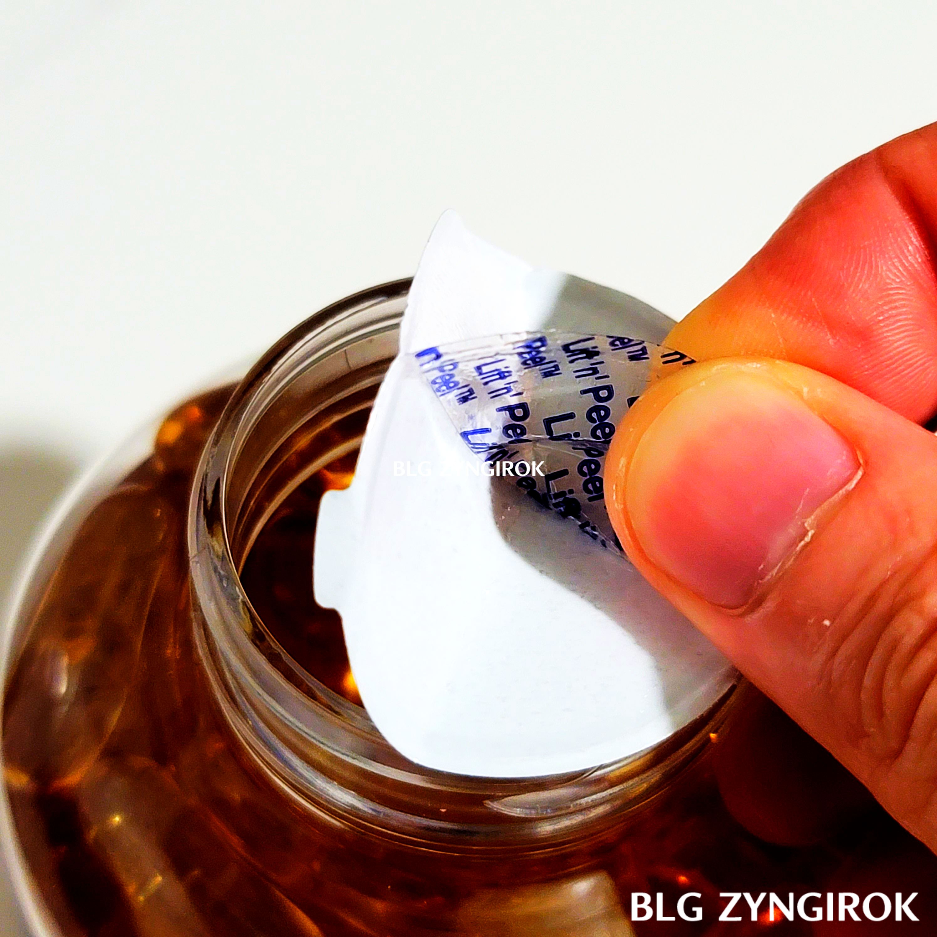 KIRKLAND SIGNATURE 슈퍼 오메가3 밀봉씰을 제거하는 모습이다.