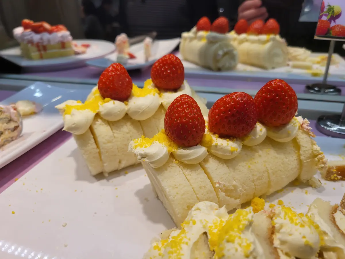 애슐리-퀸즈-일산-벨라시타점-딸기축제-한정메뉴-스트로베리-화이트-롤-케이크