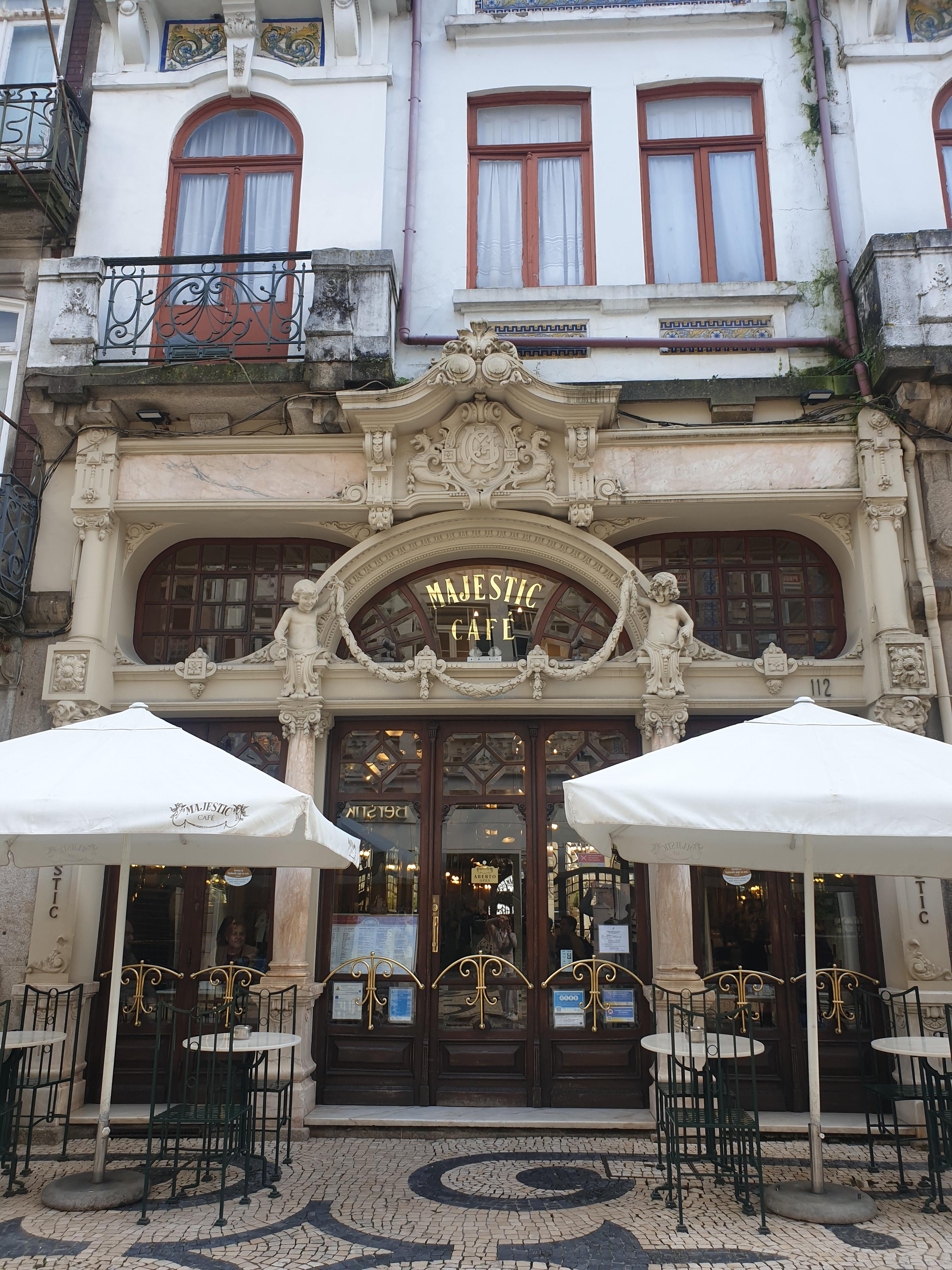 포루투 마제스틱 카페 전경