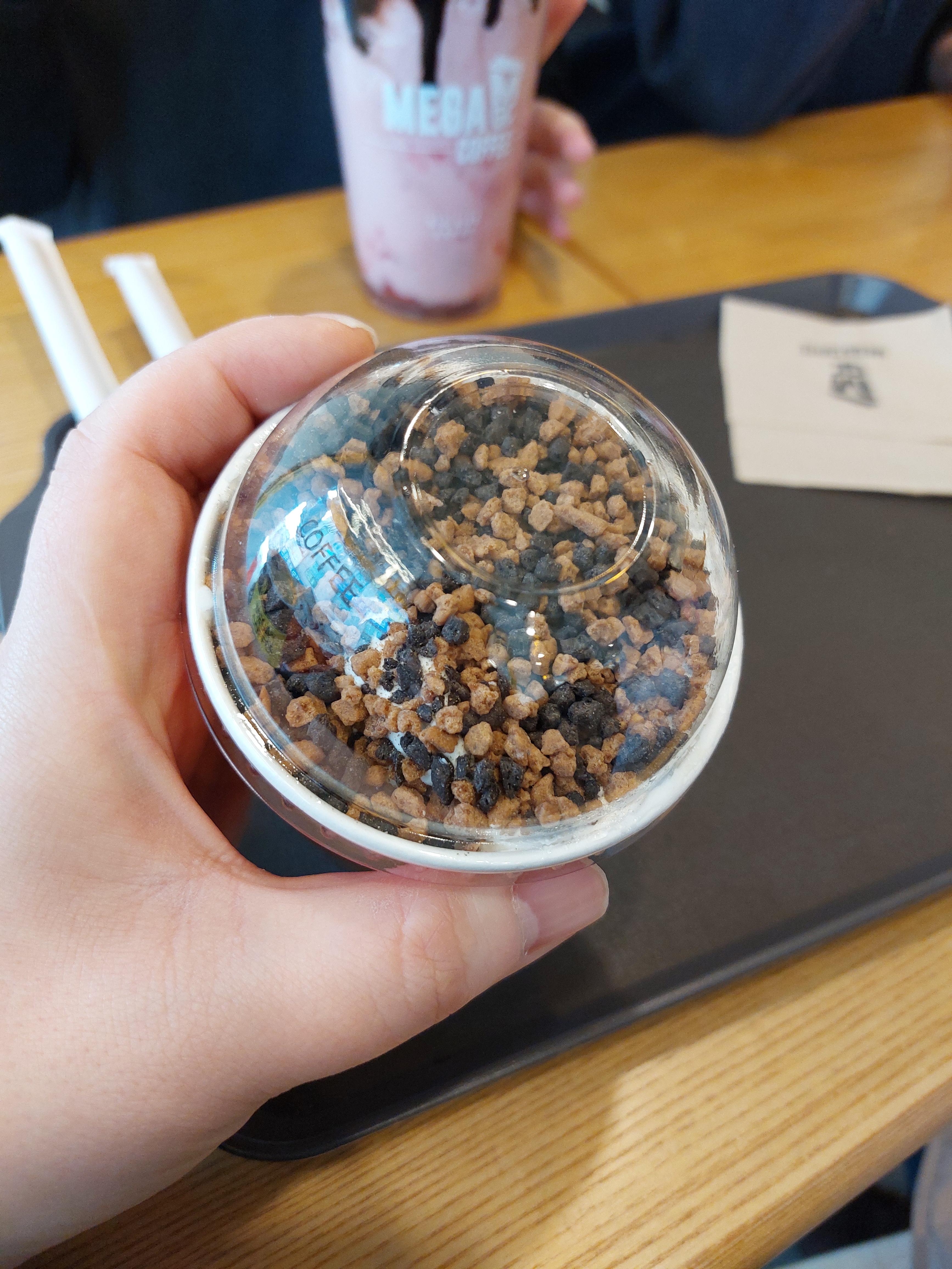 부드럽진 않지만 돼지바 컵케익 같은 느낌임!