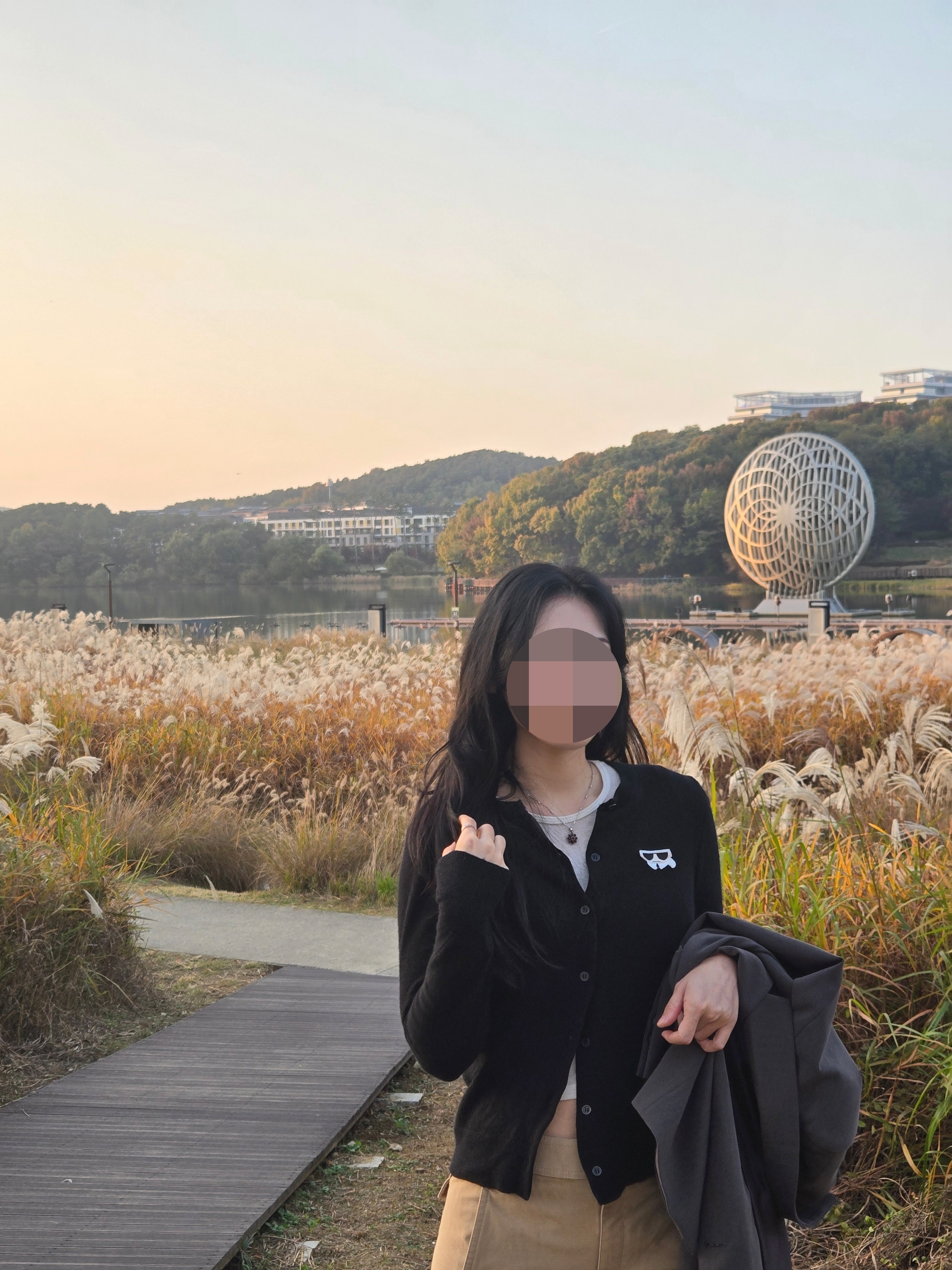 칼 라거펠트 가디건 착샷