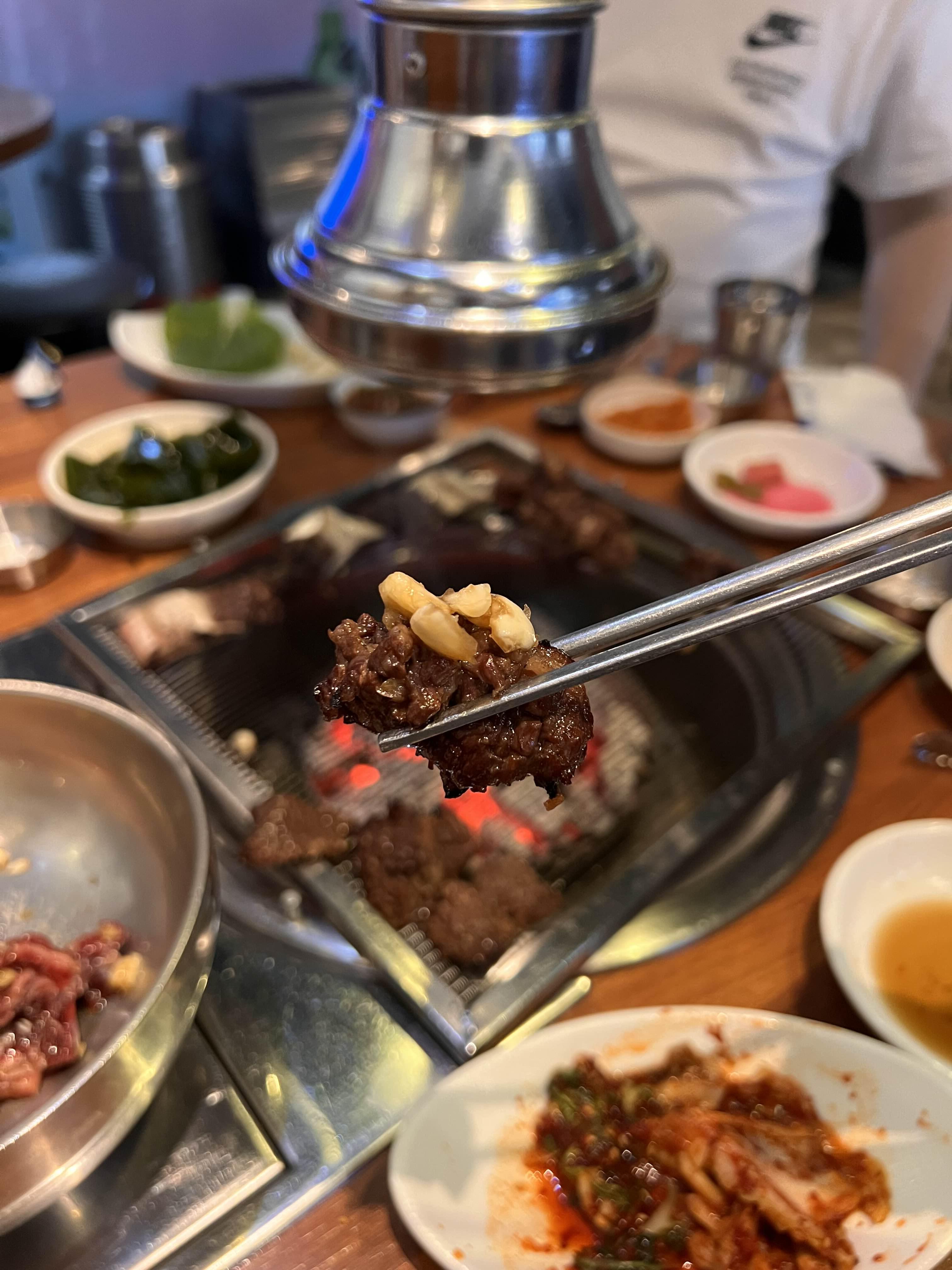 구운 고기 위에 생마늘을 올려서 먹으면 맛이 좋다.