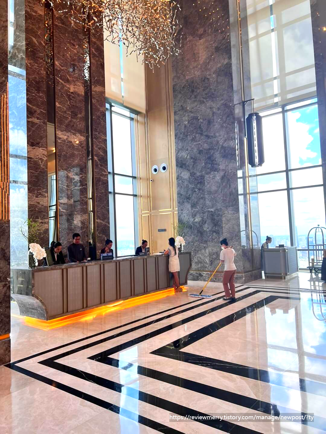 48층 호텔로비