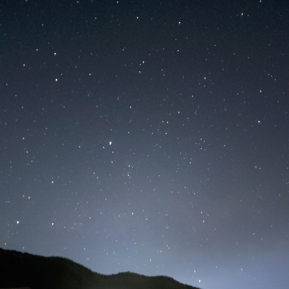 산등성이 살짝 걸려있어 하늘과 산의 음영이 돋보이는 별사진