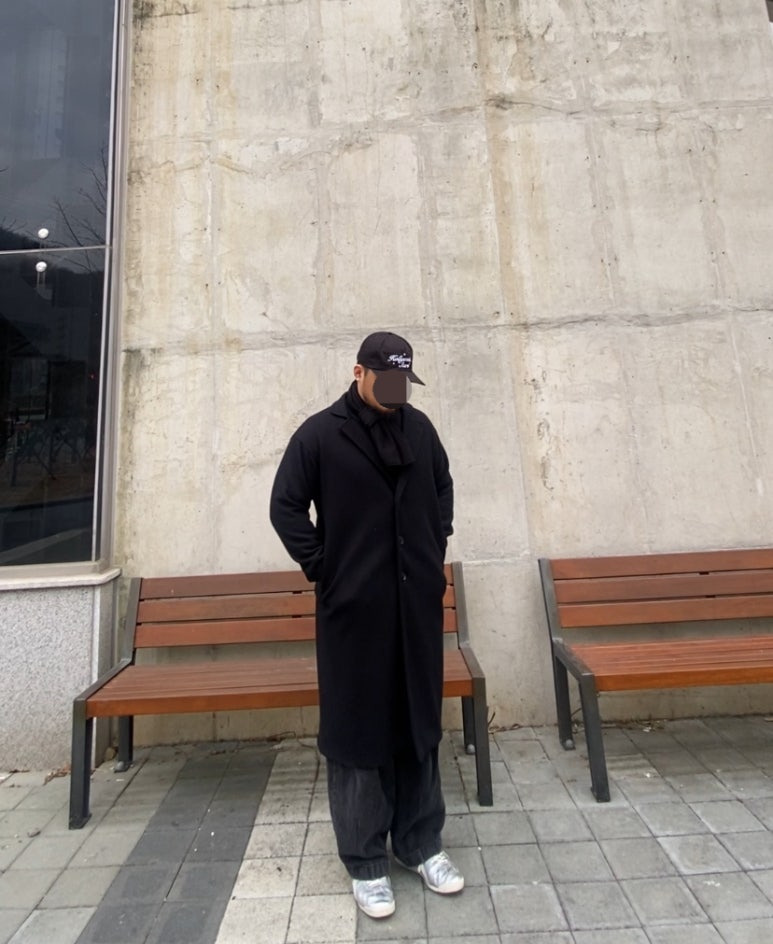 데일리룩('26.1.9.)에페 빈티지 할리우드 스타 볼캡, 아이라이크큐 빈티지 목도리 머플러, 시그니처 울 롱코트, 무신사스탠다드 벌룬 팬츠, 아식스 오니츠카타이거 멕시코66 실버