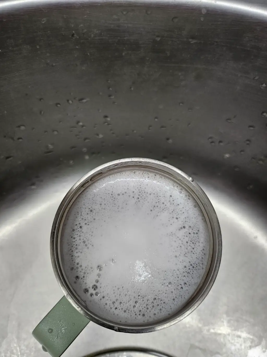 뜨거운물에-과탄산소다-넣은-모습