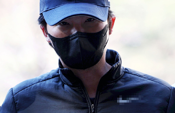 마약류관리에 관한 법률 위반(향정) 혐의를 받는 전 국가대표 야구선수 오재원 씨가 지난 21일 서울 서초구 서울중앙지법에서 열리는 구속전 피의자심문(영장실질심사)에 출석하고 있는 모습. [사진=뉴시스]